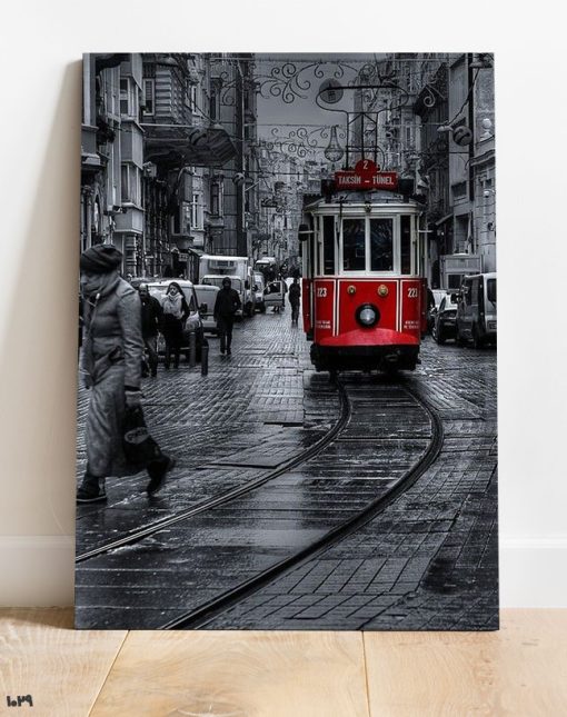 تابلو سیاه و سفید قطار شهری روی ریل
