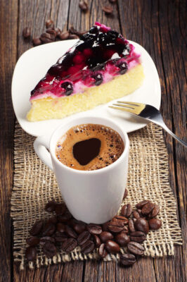 قیمت و خرید تابلو برای کافه طرح یک برش کیک یک فنجان قهوه تلخ
