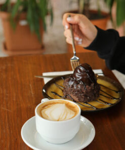 قیمت و خرید تابلو برای کافه طرح یک تکه کیک شکلاتی و لاته