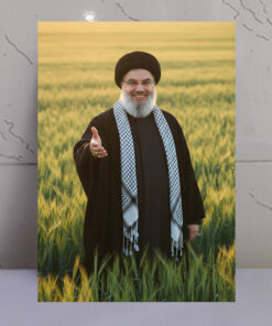 تابلو شهدا عکس شهید سید حسن نصرالله در دشت گندم زار