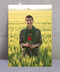 تابلو شهدا عکس شهید عباس دانشگر با شاخه گل