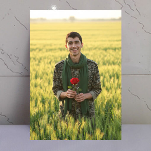 تابلو شهدا عکس شهید عباس دانشگر با شاخه گل