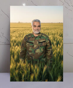تابلو شهدا عکس شهید حاج قاسم سلیمانی در دشت گندم زار