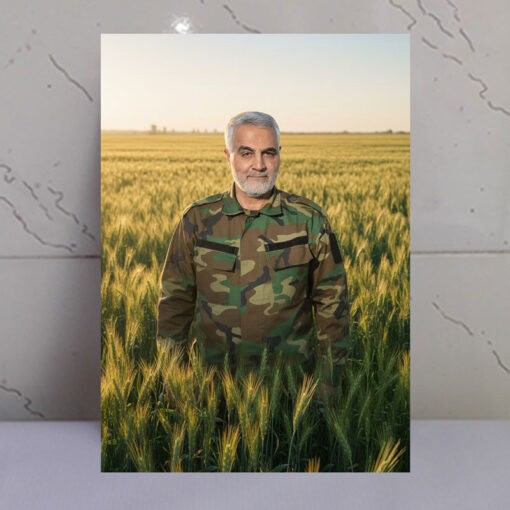 تابلو شهدا عکس شهید حاج قاسم سلیمانی در دشت گندم زار