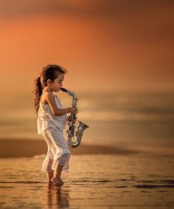 قیمت و خرید تابلو پذیرایی دختر کوچوی نوازنده ساکسیفون