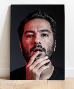 تابلو هنرمندان نوید محمدزاده دست بر چانه