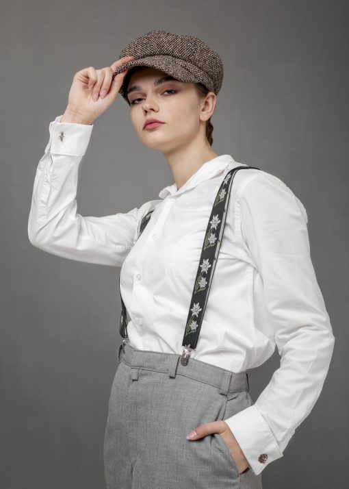خرید تابلو قاب شاسی برای فروشگاه لباس زنانه طرح دختری با کلاه و پیراهن سفید