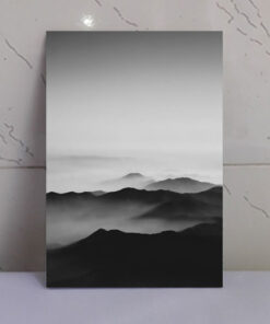 تابلو سیاه و سفید رشته کوه در میان ابر ها