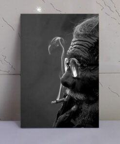 تابلو سیاه و سفید پیر مرد سیگاری