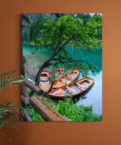 تابلو طبیعت قایق های چوبی در دریاچه