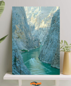 تابلو دریاچه میان تنگه زیبا و کوه